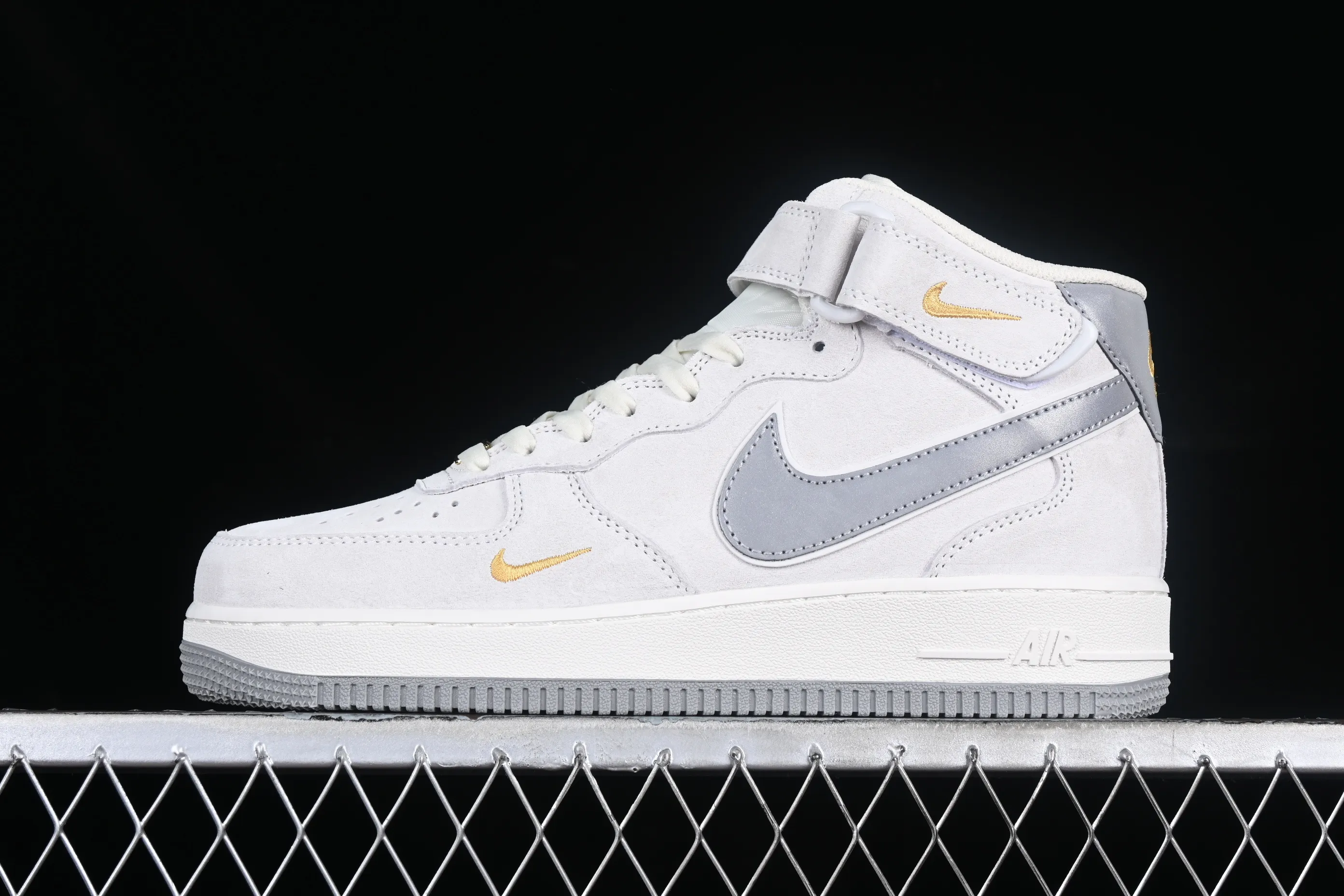 All categories Nk Air Force 1 Air Force series Nk Air Force 1 Mid Air Force mid-top Nk Air Force 1'07 Mid small hook gray suede Air Force One mid-top casual sneakers KG3031-012